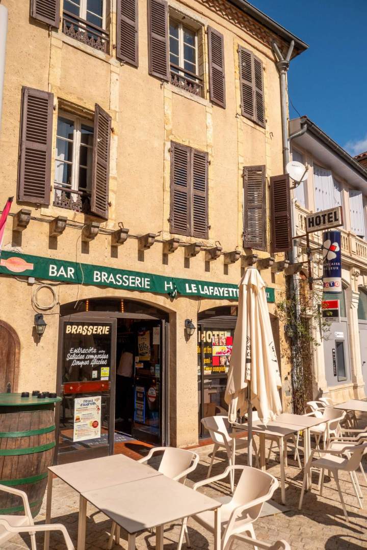 Plat de restaurant avec pintes de bière Saint-Sever